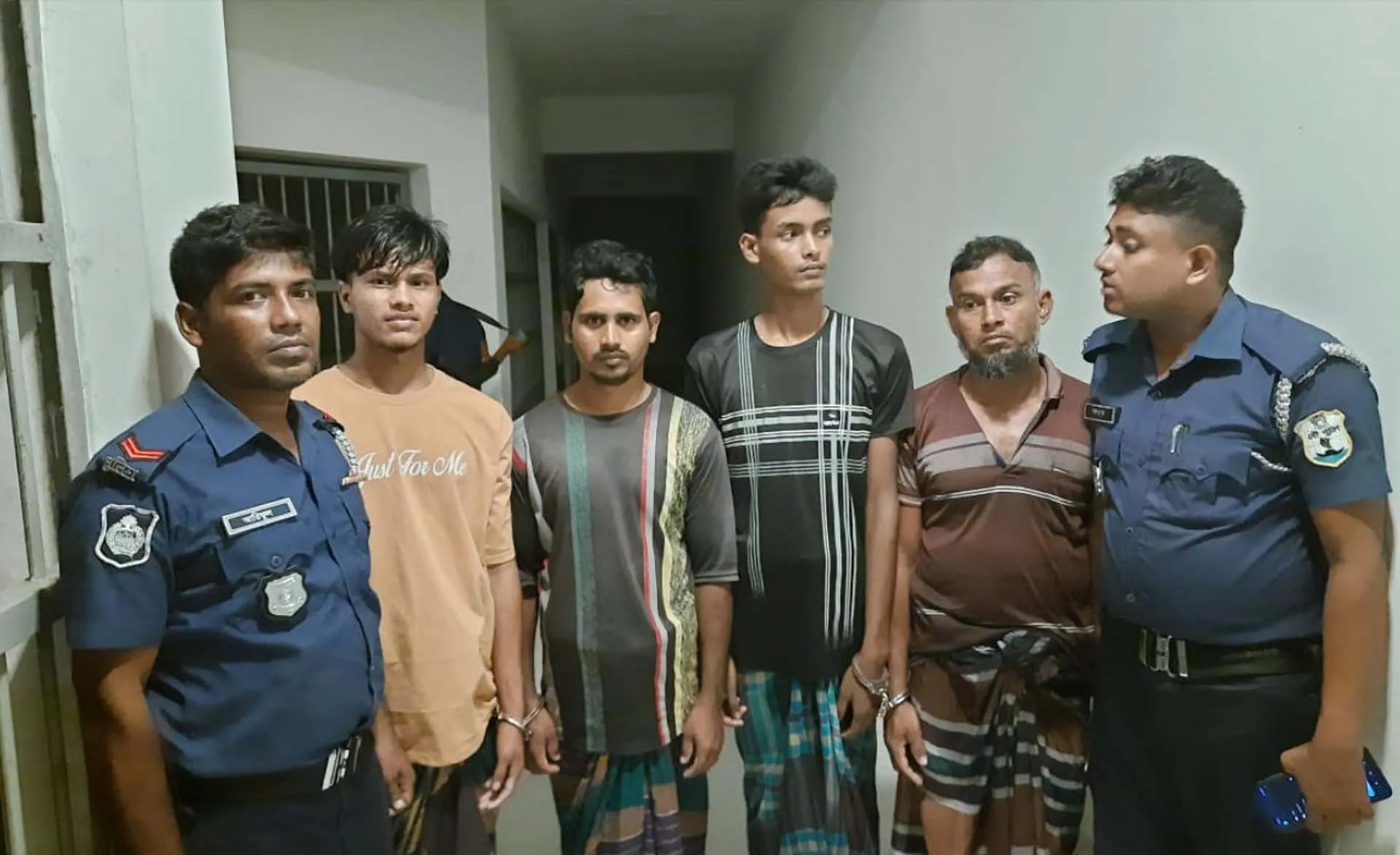 মা ইলিশ রক্ষা অভিযানে হিজলায় ৪ জেলে আটক